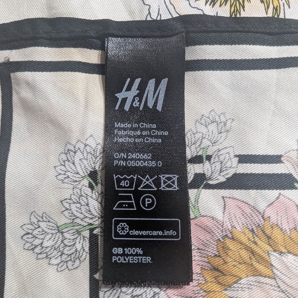 🌸 H&M Floral Square Scarf – 21” x 21” Botanical Print - Picture 2 of 4